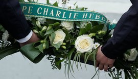 França homenageia vítimas de terrorismo contra revista Charlie Hebdo