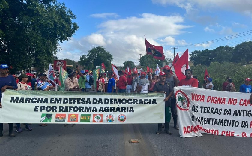 Movimentos sociais interditam trecho da BR-104, em União dos Palmares