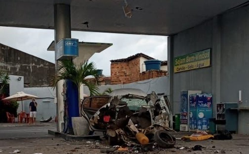 Veículo de passeio explode durante abastecimento com GNV