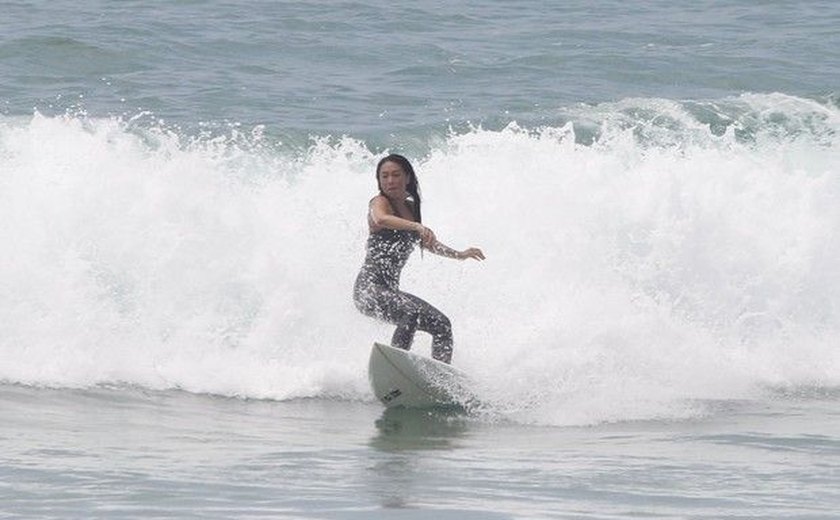 Dani Suzuki mostra habilidade em tarde de surfe no Rio de Janeiro