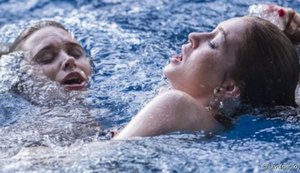 'Totalmente Demais': Cassandra tenta salvar Eliza e quase se afoga também