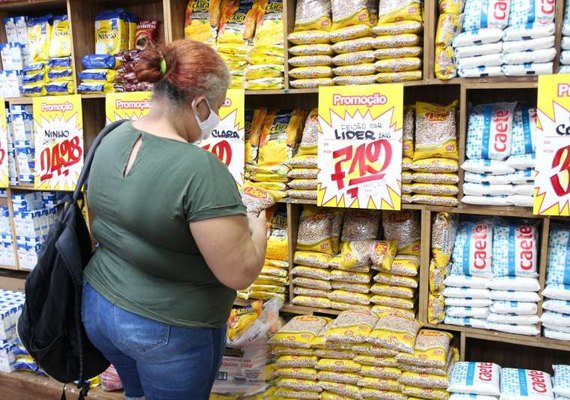 Alagoanos recorrem à substituição e redução de alimentos