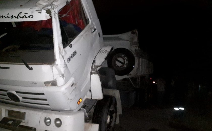 Caçamba tomba em pista após freio falhar