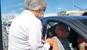 Em Maceió, idosos começam a ser imunizados contra influenza em drive-thru