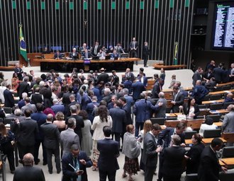 Por insuficiência de votos, Câmara mantém mandato de Carla Zambelli