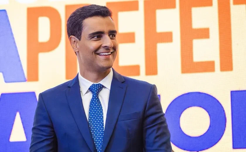 Prefeito JHC tenta reverter crise política
