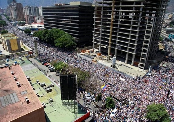 Venezuelanos protestam por poder, água e fim de governo de Maduro