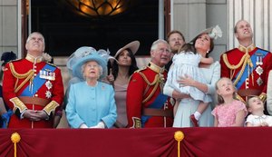 Rainha Elizabeth participa de parada militar em homenagem pelo seu aniversário