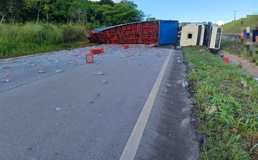 Carreta carregada de refrigerante tomba  em trecho da BR-101, em São Miguel dos Campos