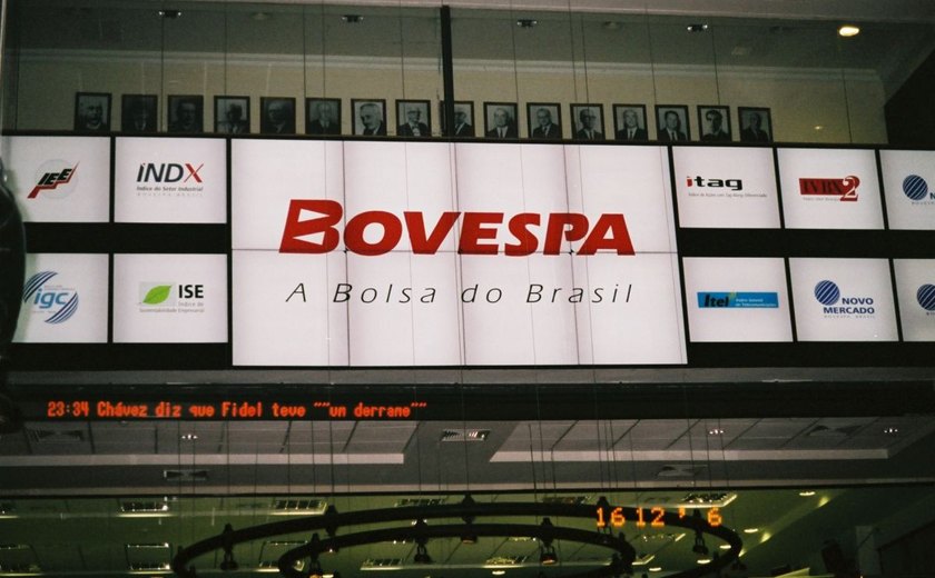 Bovespa fecha em queda nesta 5ª, com cautela diante do cenário político