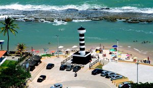 Paradisíaca praia de Pontal do Coruripe tem o farol como seu símbolo