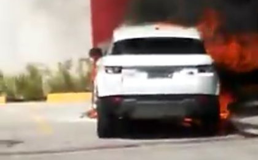 Carro pega fogo em estacionamento na Avenida Fernandes Lima, no Farol