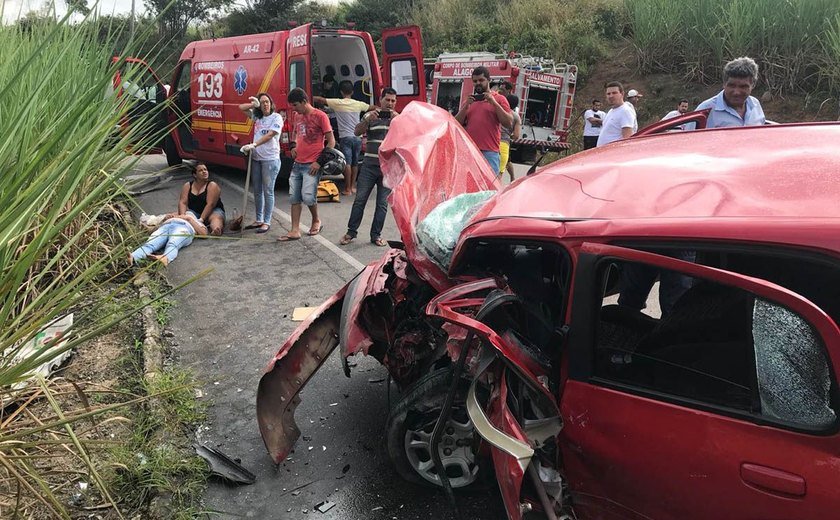 Colisão entre dois carros deixa cinco pessoas feridas entre Matriz e Porto Calvo