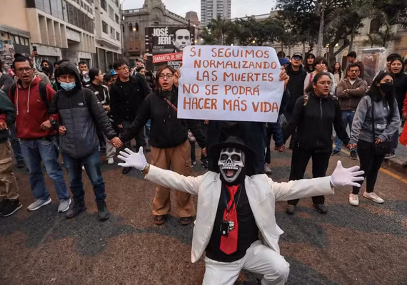 Presidente interino do Peru vai declarar estado de emergência sob a justificativa da violência do crime organizado