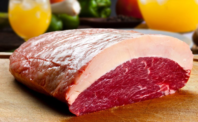Homem tenta furtar peça de picanha de supermercado e é preso