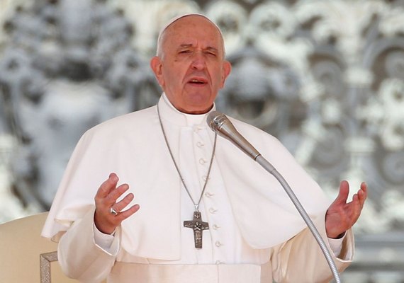 Papa reza pelos que cuidam da limpeza de ruas e hospitais