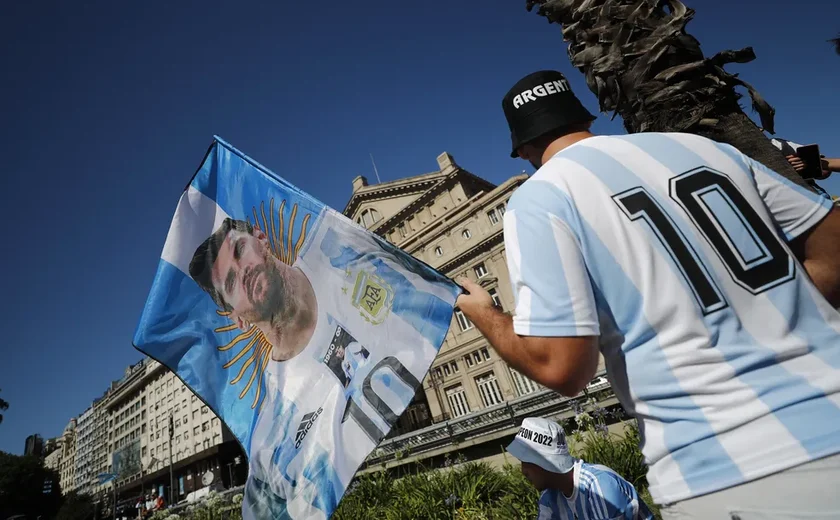 Messi agradece Argentina e dedica Copa a Maradona: 'torceu pela gente no céu'