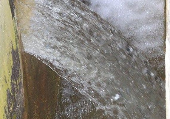 Casal dá orientações de economia de água no verão