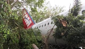 Avião se desprende de reboque e bate em árvores em Congonhas