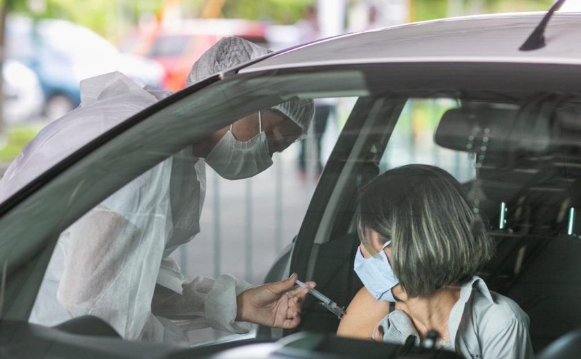 Maceió antecipa vacinação de pessoas com 58 anos com iniciais de A a L para esta 6ª (28)