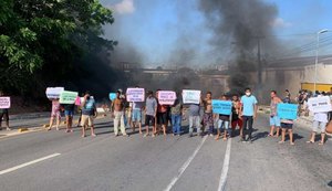 Moradores do Jacintinho bloqueiam avenida Leste-Oeste deixando trânsito lento na região