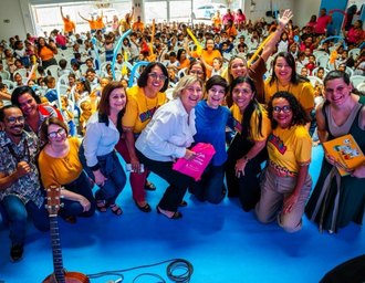 Leitura e música marcam encontro de crianças do Gigantinhos Antares com Fernanda Takai