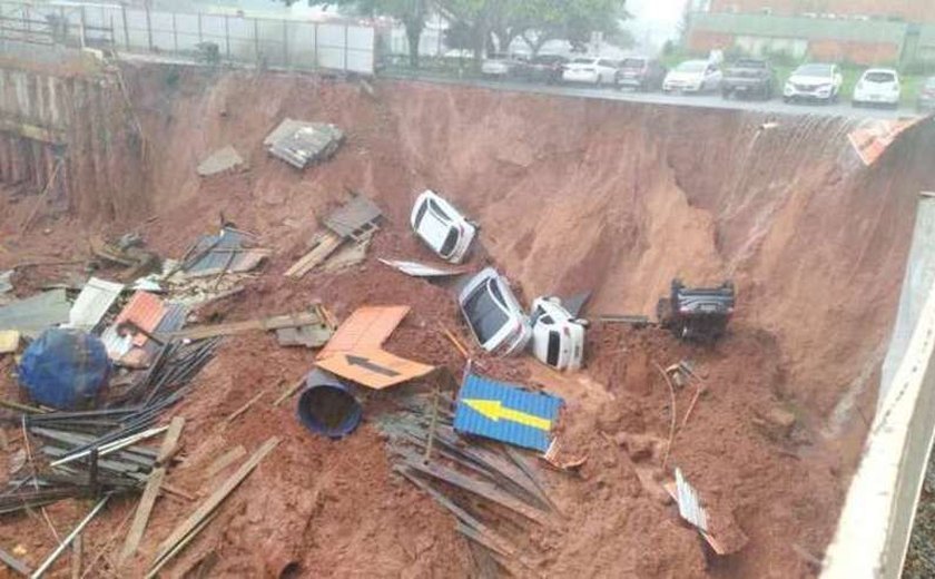 Asfalto cede e cratera engole carros durante chuva em Brasília