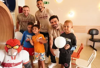 Jogadores do CRB realizam visita à Oncologia Pediátrica da Santa Casa de Maceió