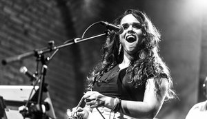 Roda de Forró: Fernanda Guimarães se apresenta na Toca do Calango com show “Pés em Casa”