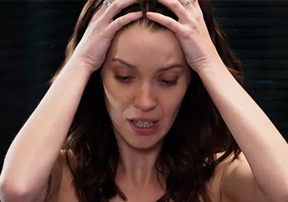 'Rock Story': Vem aí! Júlia descobre que está grávida de Gui e se desespera