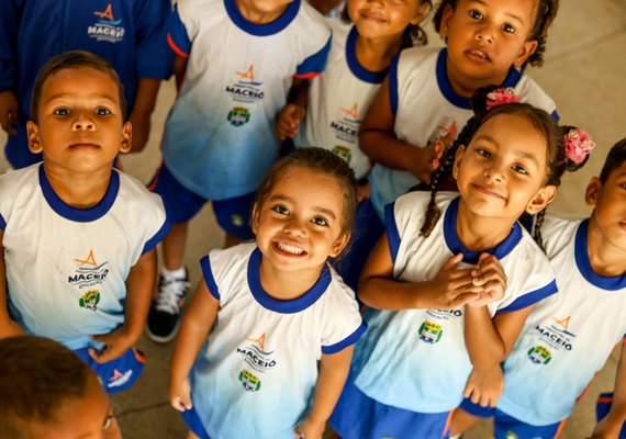 Estudantes da rede municipal de Maceió comemoram chegada dos fardamentos