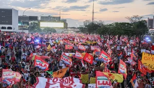 Milhares de estudantes tomam a Esplanada dos Ministérios em apoio a Lula