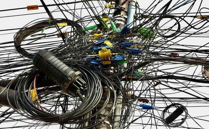 Vídeo: artesãs do Pontal da Barra apelam à Prefeitura de Maceió que remova amontoado de fios em postes