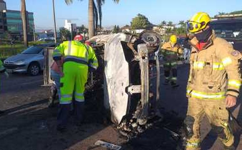 Duas pessoas morrem carbonizadas em carro na BR-381