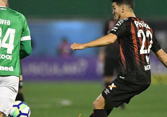 Chapecoense vira para cima do Atlético-PR e sai da zona de rebaixamento