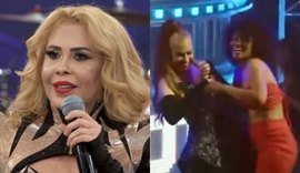 Joelma arranca microfone de fã em show após receber críticas