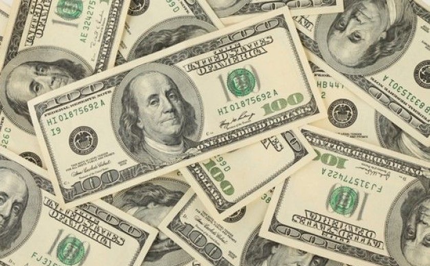 Dólar fecha em alta e encosta em R$ 3,20