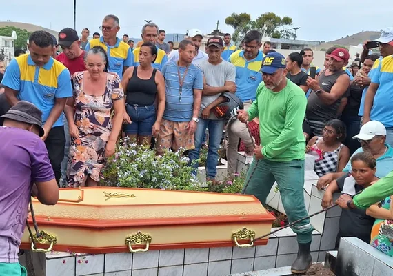 Vítimas do acidente com ônibus escolar começam a ser sepultadas