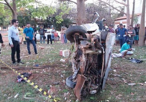 Cinco pessoas morrem em acidente com carro que levava nove pessoas na BR-010