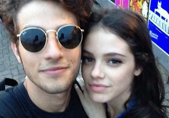 Chay Suede e Laura Neiva se casaram na Bahia, diz revista