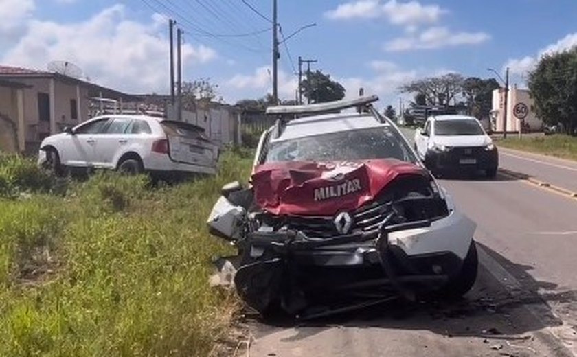 Colisão com viatura policial deixa dois PMs e condutor de veículo feridos