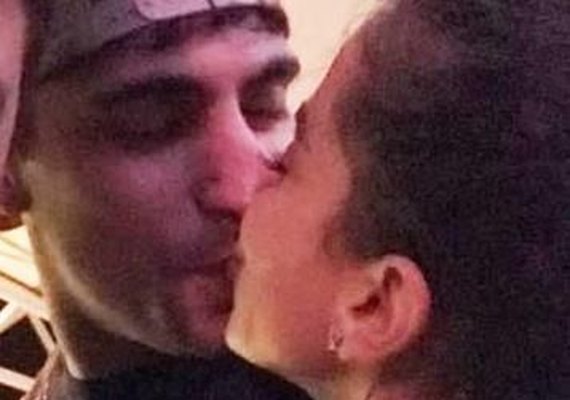 Novo boy? Anitta é fotografada aos beijos com Thiago Magalhães