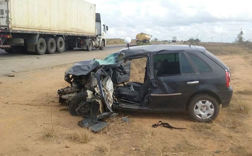 Motorista de carro de AL morre depois de batida com caminhão na BR-101