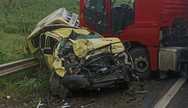 Viatura da PM/AL fica destruída após condutor de caminhão perder controle e atingir o veículo