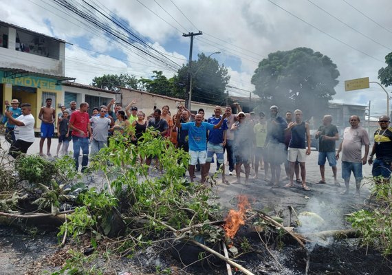 Moradores da Ladeira do Calmon protestam contra falta de água e energia