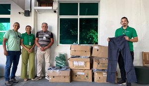 Cooperativa de Maceió doa 260 peças de roupa para instituição beneficente da capital