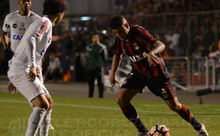 De virada, Santos bate o Atlético-PR e consegue vantagem para volta