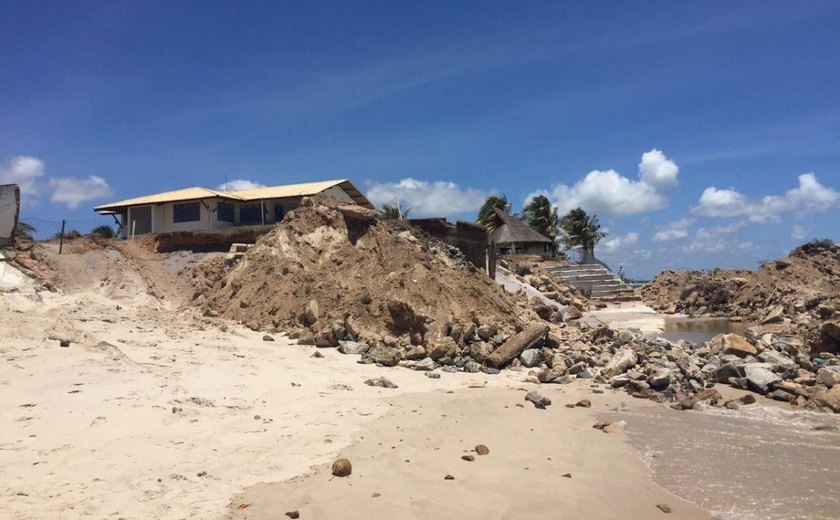 Responsável por obra na Praia do Saco é advertido por conta de entulhos na areia