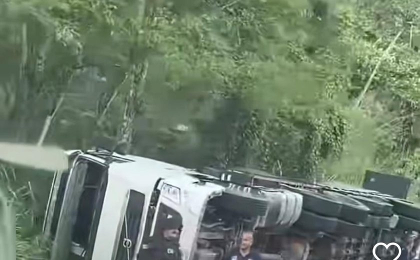 Carreta tomba em trecho da BR-316 e provoca lentidão no trânsito em Atalaia