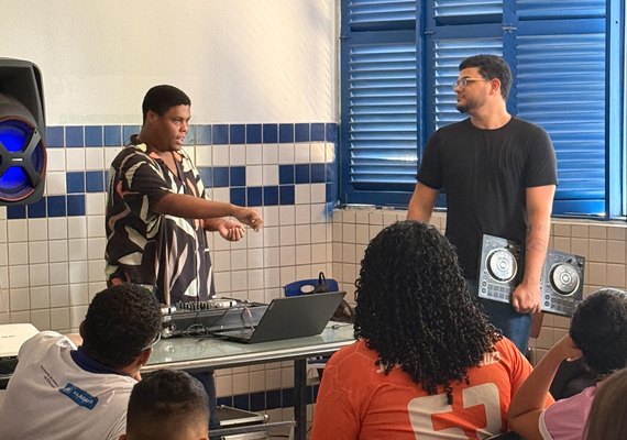 Estagiário da Seduc leva oficina de DJ a escolas estaduais e inspira estudantes pela música